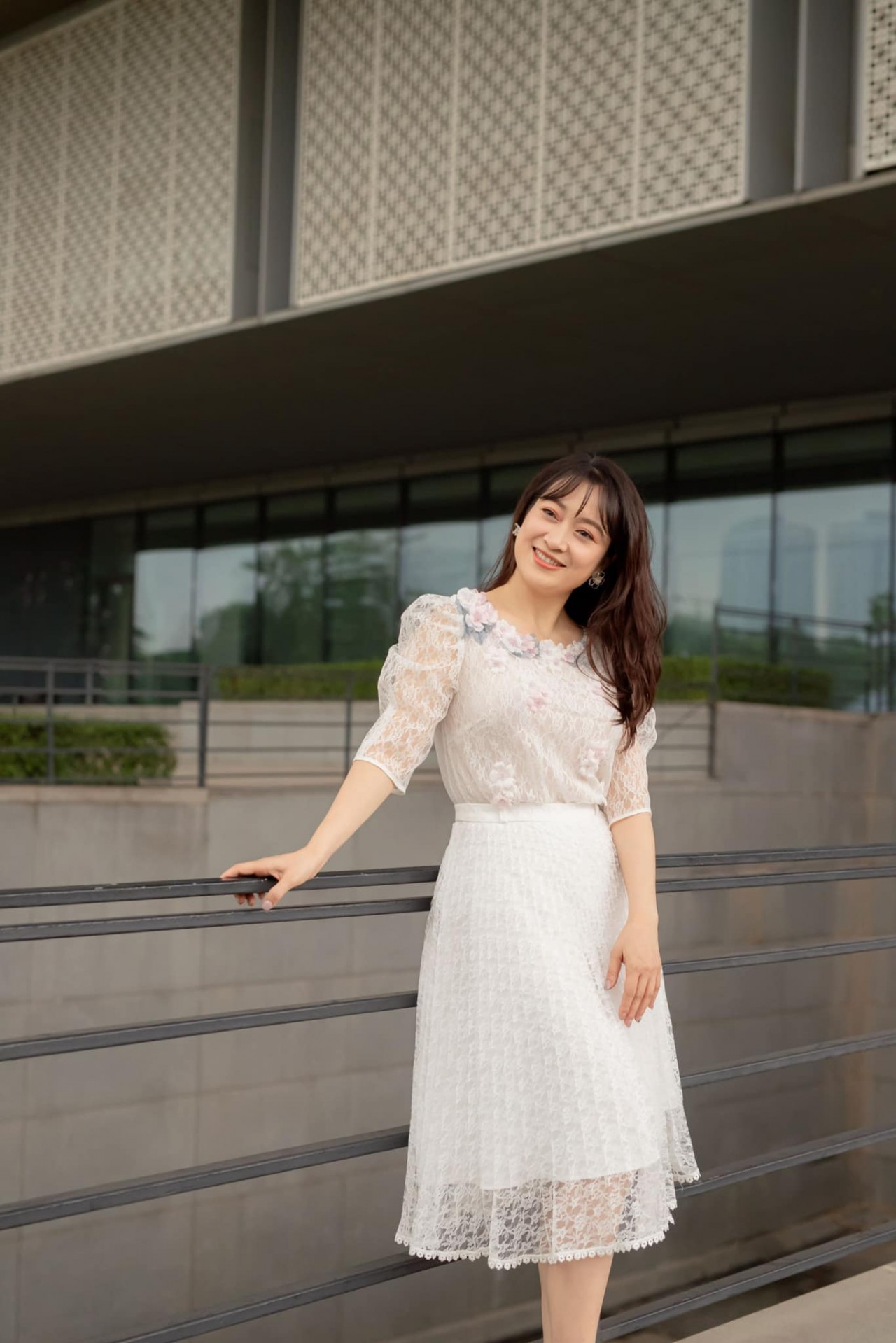 Tự Long đăng ảnh bên các người đẹp World Cup,