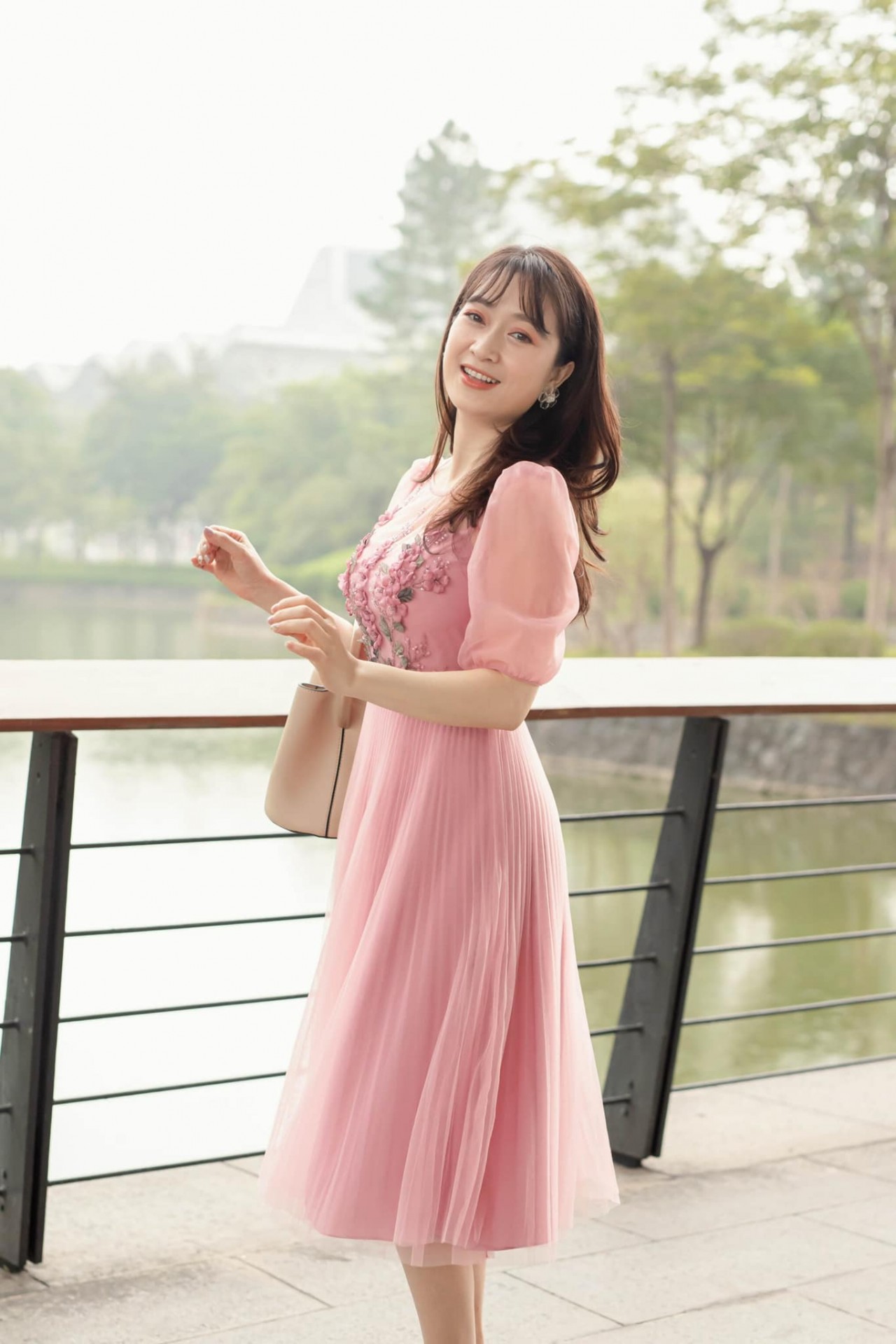 Tự Long đăng ảnh bên các người đẹp World Cup,