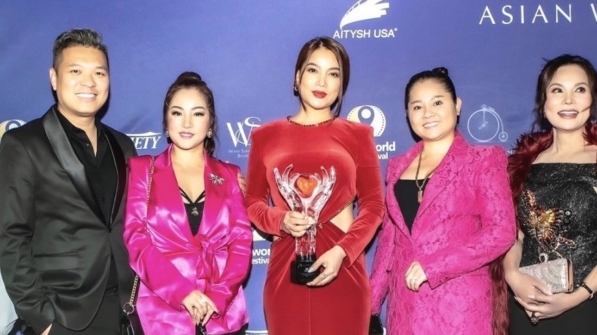 Trương Ngọc Ánh nhận giải thưởng LHP châu Á thế giới 2022 tại Mỹ