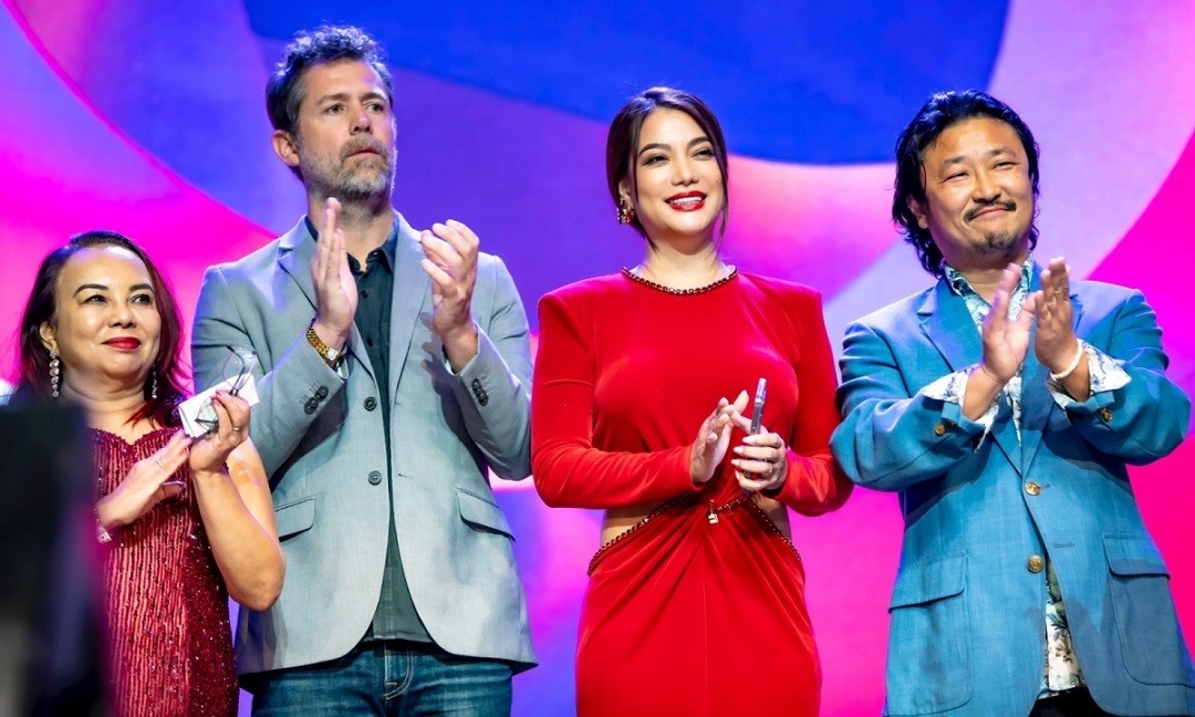 Trương Ngọc Ánh nhận giải thưởng LHP châu Á thế giới 2022 tại Mỹ