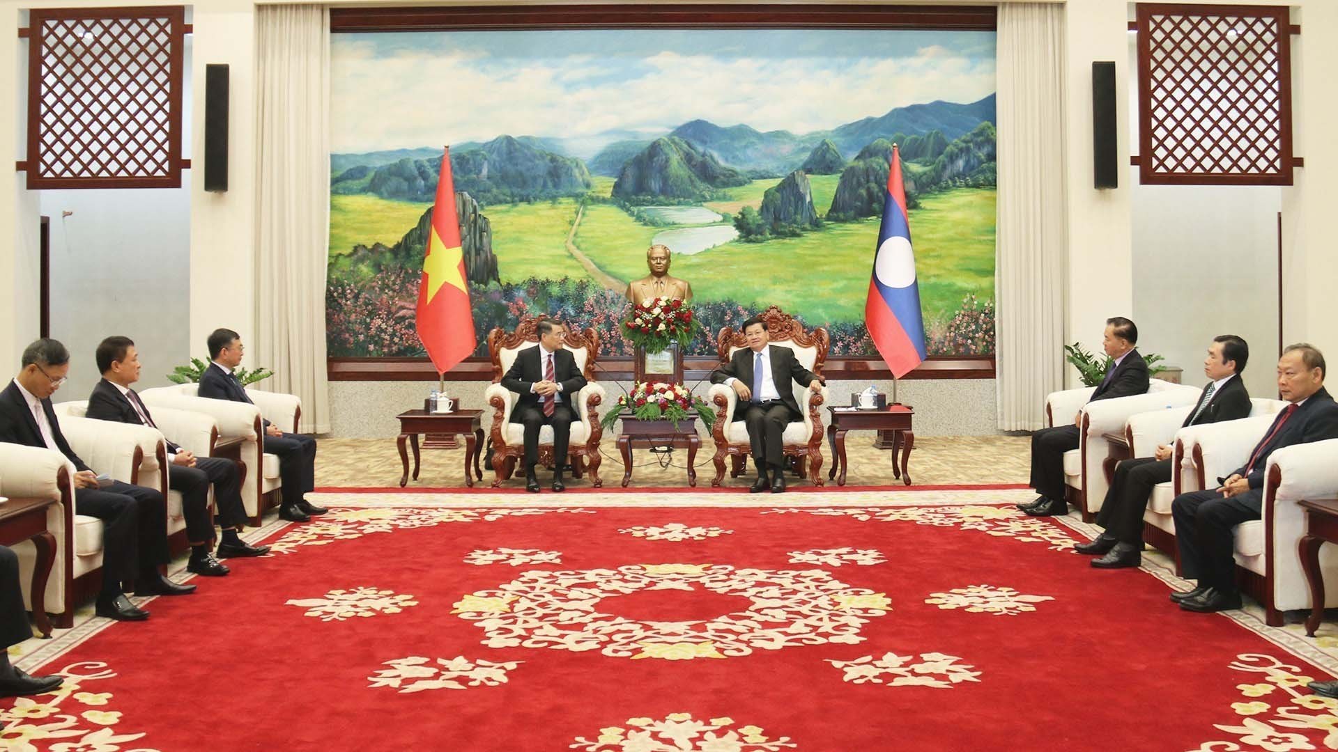 Tổng Bí thư, Chủ tịch nước Lào Thongloun Sisoulith tiếp đồng chí Lê Minh Hưng, Bí thư Trung ương Đảng, Chánh Văn phòng Trung ương. (Nguồn: TTXVN)