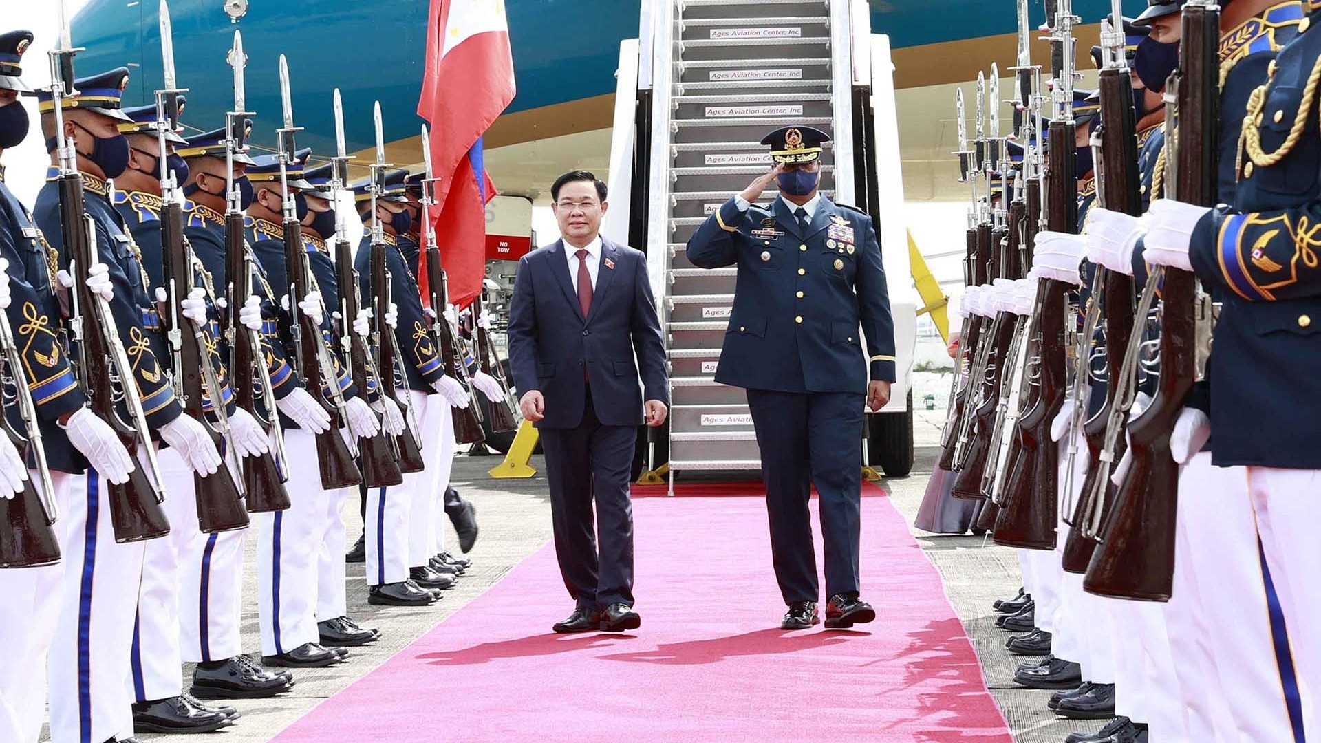 Chủ tịch Quốc hội Vương Đình Huệ đến thủ đô Manila, bắt đầu chuyến thăm chính thức Cộng hòa Philippines