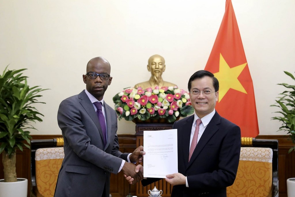 Đại diện quốc gia Quỹ quốc tế về phát triển nông nghiệp (IFAD) trình Thư ủy nhiệm