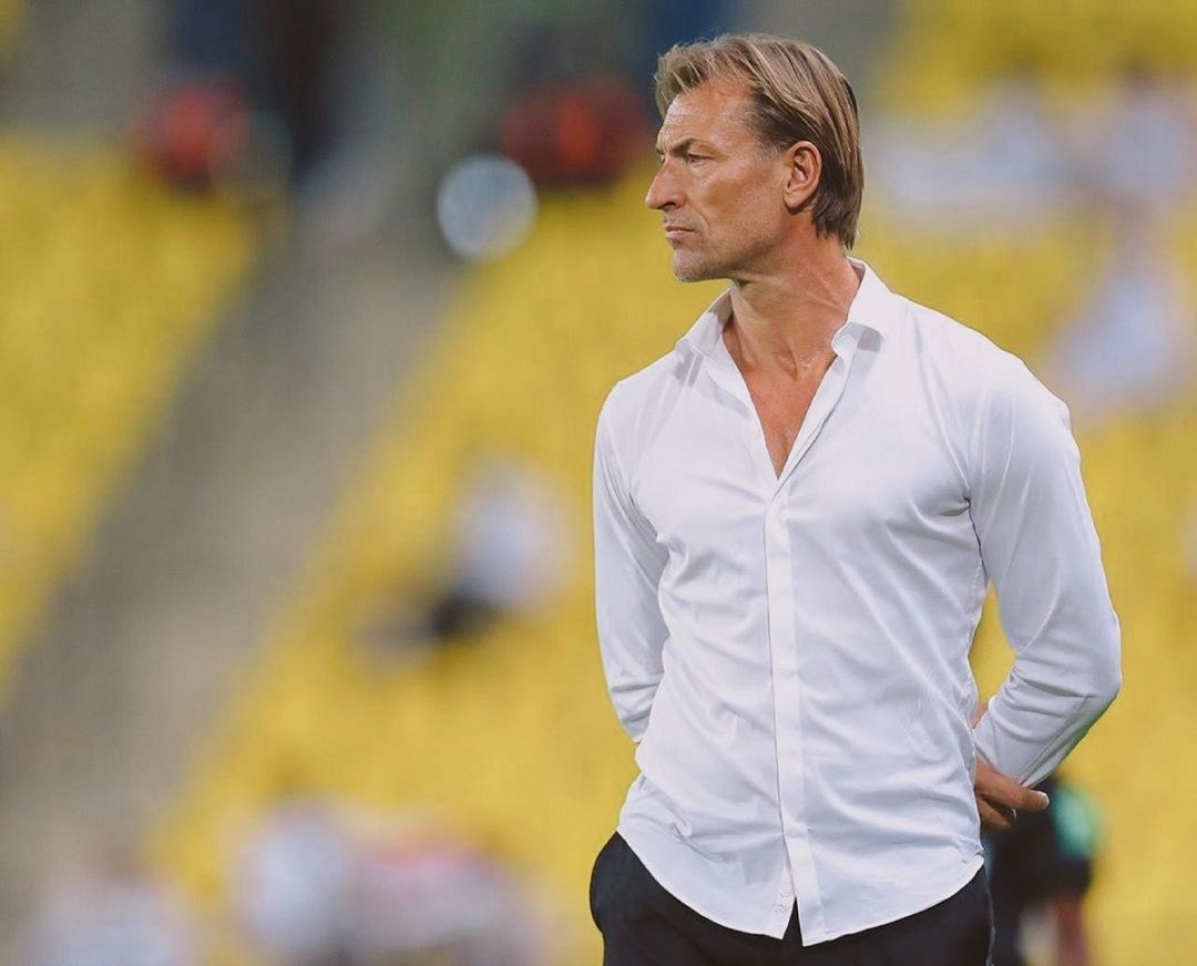 Vẻ lãng tử, phong trần cùng gu thời trang lịch lãm của HLV Herve Renard đội Saudi Arabia