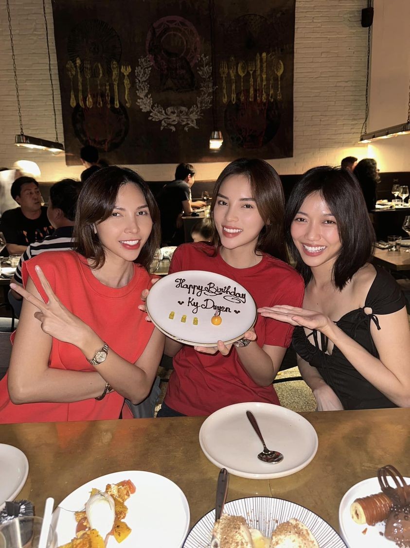 Sao Việt: Diễm My 9x mặc gợi cảm cổ vũ World Cup 2022, Huyền Lizzie đẹp lạ