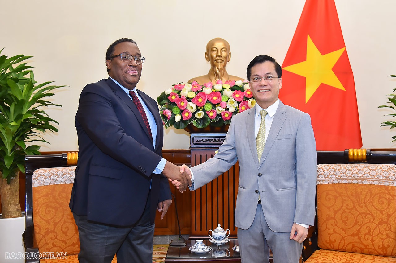 Chiều ngày 23/11, tại Trụ sở Bộ, Thứ trưởng Ngoại giao Hà Kim Ngọc tiếp Thứ trưởng Ngoại giao Haiti Azad Pierre Nasser Belfort nhân dịp thăm làm việc tại Việt Nam từ 22-29/11. (Ảnh: Anh Sơn) Chiều ngày 23/11, tại Trụ sở Bộ, Thứ trưởng Ngoại giao Hà Kim Ngọc tiếp Thứ trưởng Ngoại giao Haiti Azad Pierre Nasser Belfort nhân dịp thăm làm việc tại Việt Nam từ 22-29/11. (Ảnh: Anh Sơn)