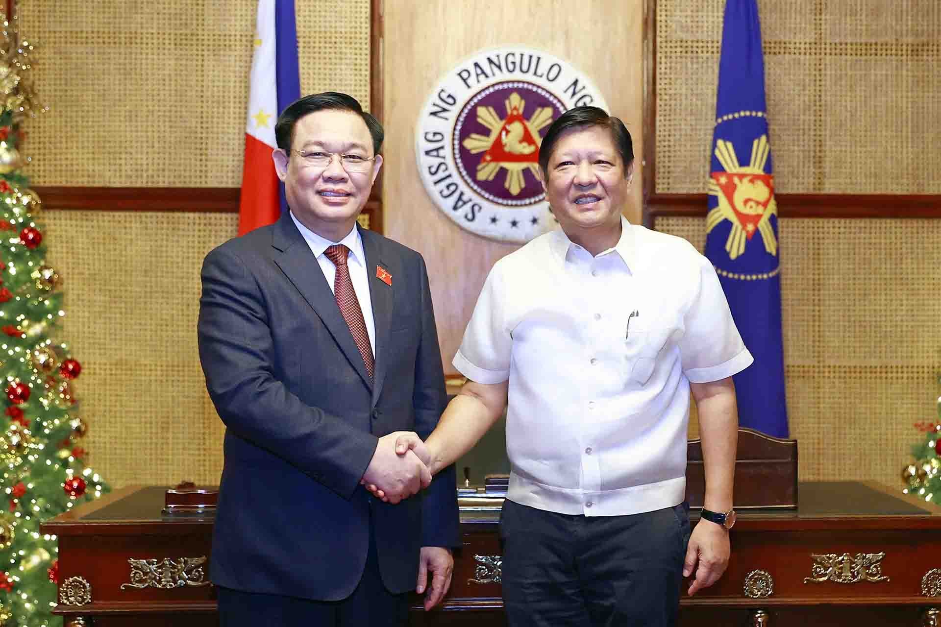 Chủ tịch Quốc hội Vương Đình Huệ hội kiến Tổng thống Philippines Ferdinand Romualdez Marcos Jr. (Nguồn: TTXVN) Chủ tịch Quốc hội Vương Đình Huệ hội kiến Tổng thống Philippines Ferdinand Romualdez Marcos Jr. (Nguồn: TTXVN)