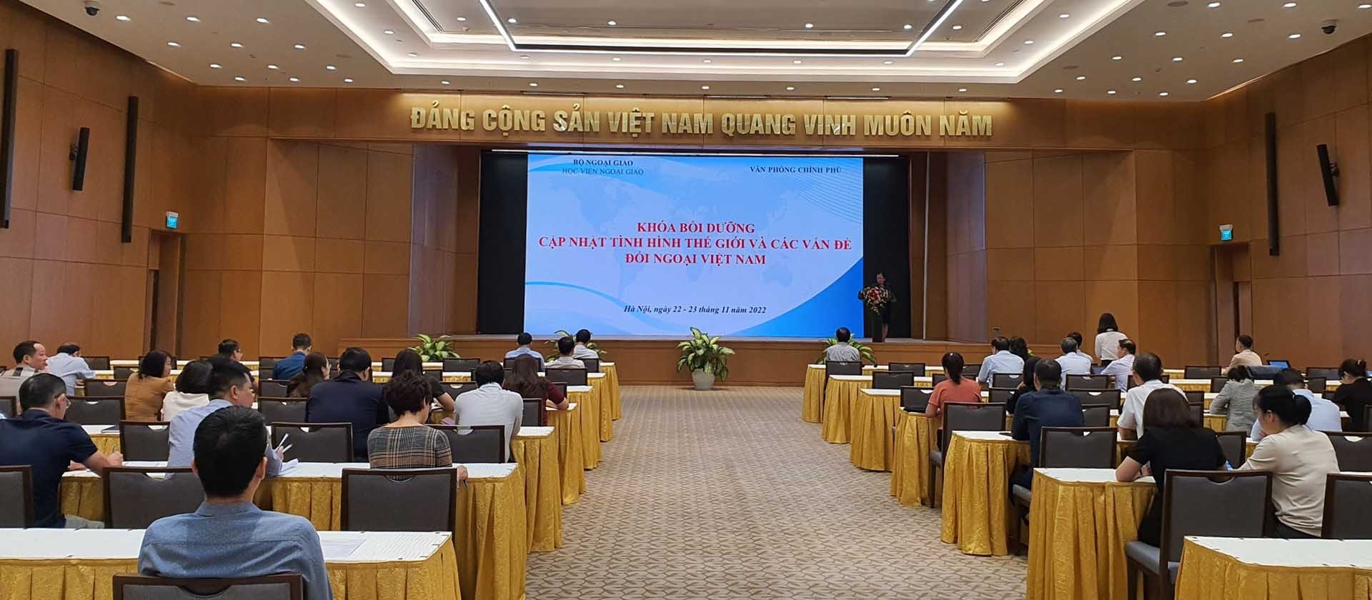 Toàn cảnh khóa bồi dưỡng cập nhật tình hình thế giới và các vấn đề đối ngoại Việt Nam. Toàn cảnh khóa bồi dưỡng cập nhật tình hình thế giới và các vấn đề đối ngoại Việt Nam.