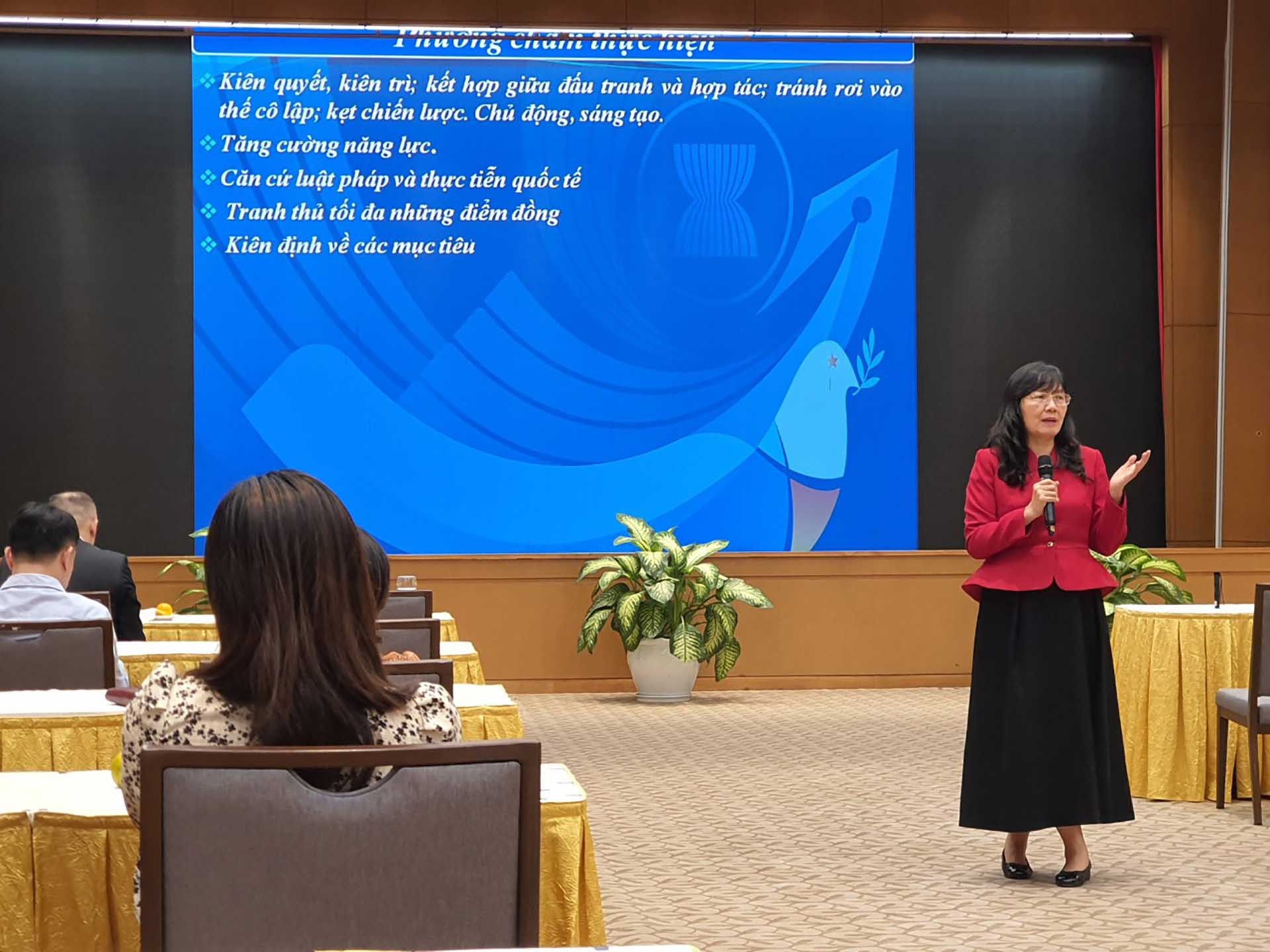 TS. Phạm Lan Dung, Quyền Giám đốc Học viện Ngoại giao tại khóa bồi dưỡng. TS. Phạm Lan Dung, Quyền Giám đốc Học viện Ngoại giao tại khóa bồi dưỡng.