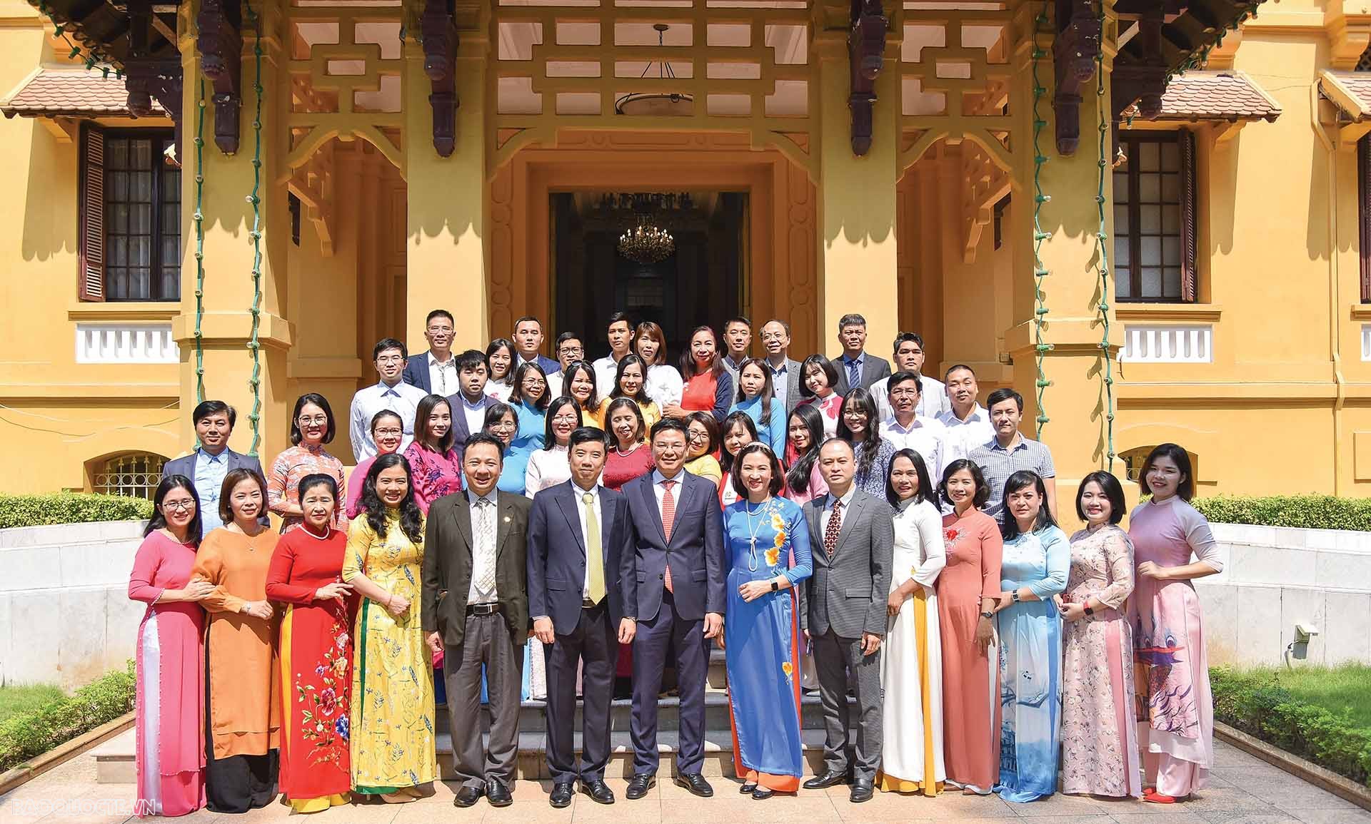 Thứ trưởng Ngoại giao Phạm Quang Hiệu chụp ảnh lưu niệm cùng Ban Lãnh đạo, cán bộ, phóng viên báo TG&VN.