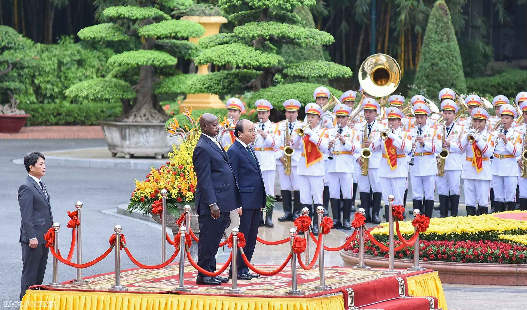 Chủ tịch nước Nguyễn Xuân Phúc chủ trì lễ đón chính thức tổng thống Uganda