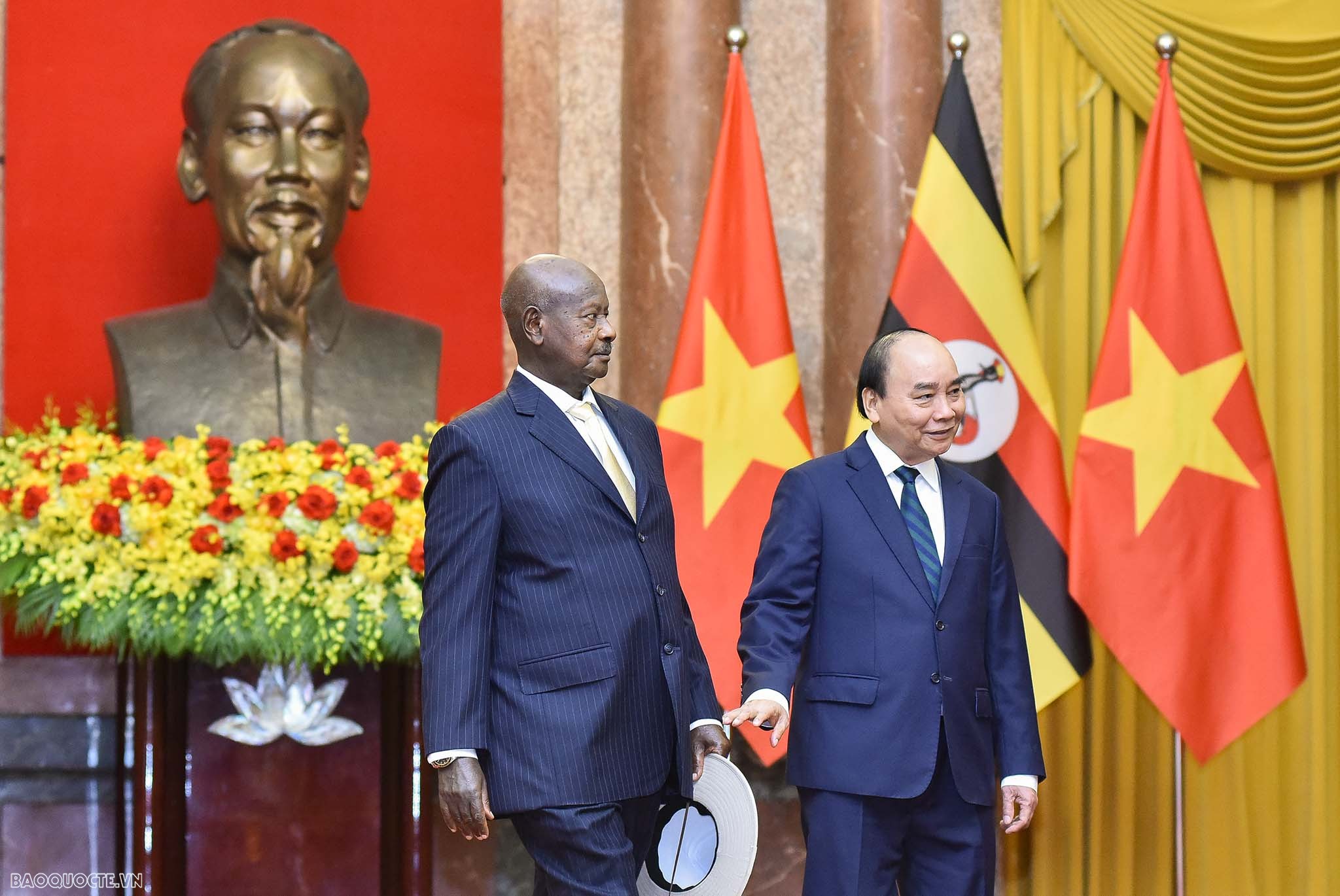 Chủ tịch nước Nguyễn Xuân Phúc chủ trì lễ đón chính thức tổng thống Uganda