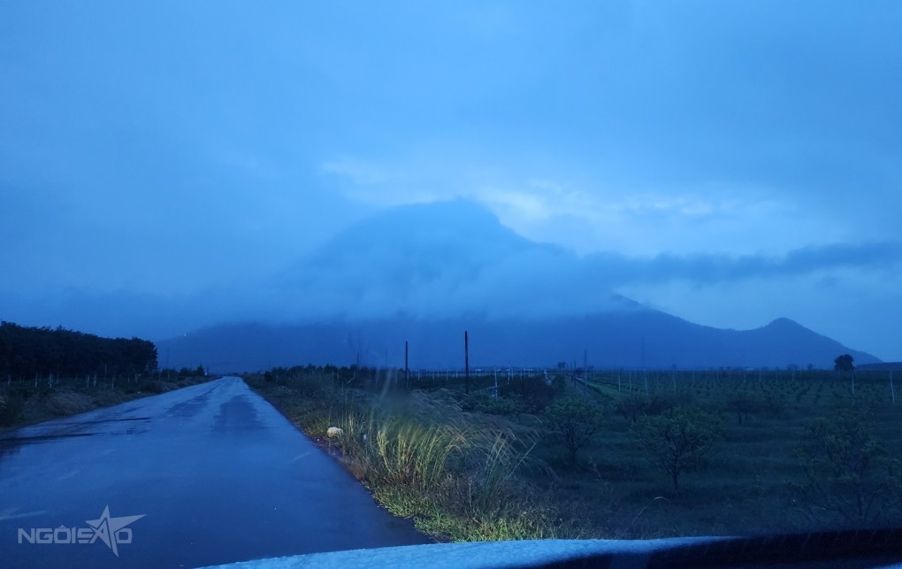 Tây Ninh: Bức ảnh đám mây hình chiếc nón trên đỉnh núi Bà Đen gây sốt