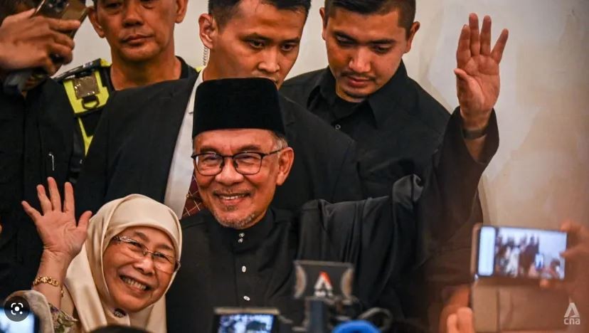 Tân Thủ tướng Malaysia Anwar Ibrahim tổ chức họp báo ngay sau lễ tuyên thệ nhậm chức, ngày 24/11. (Nguồn: CNA)