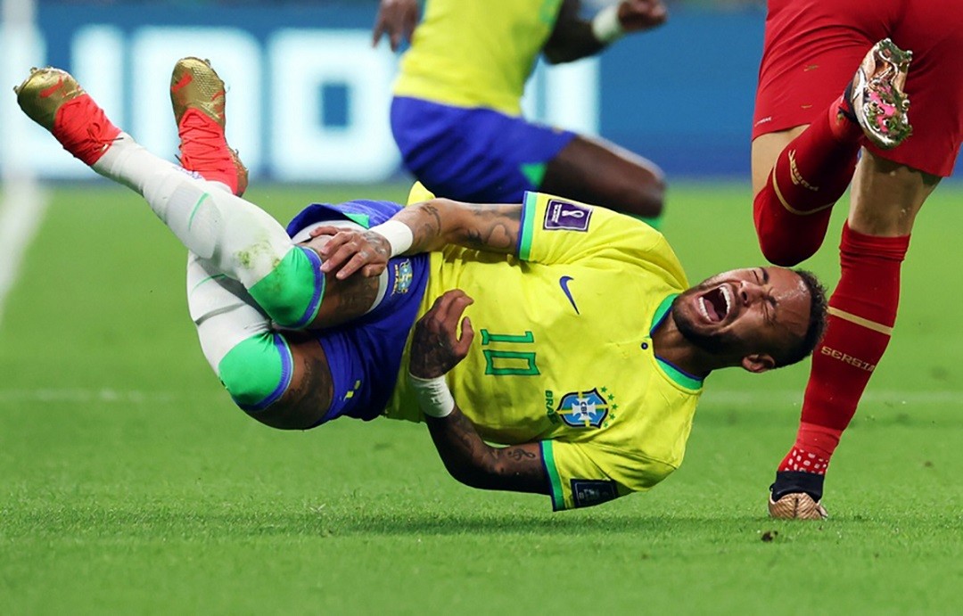 World Cup 2022: Neymar rời sân trong nước mắt do chấn thương bong gân chân