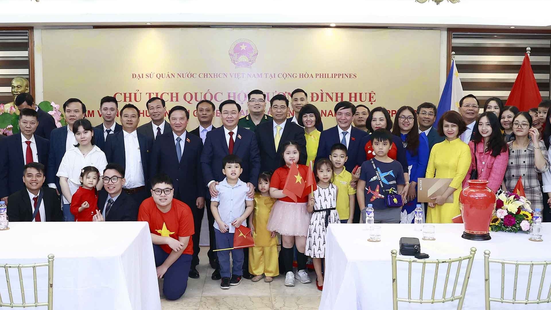 Chủ tịch Quốc hội Vương Đình Huệ gặp gỡ cán bộ Đại sứ quán Việt Nam tại Philippines