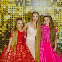 Ukraine: Bí quyết chăm sóc mái tóc dài gần 2m của người mẹ và cặp con gái sinh đôi