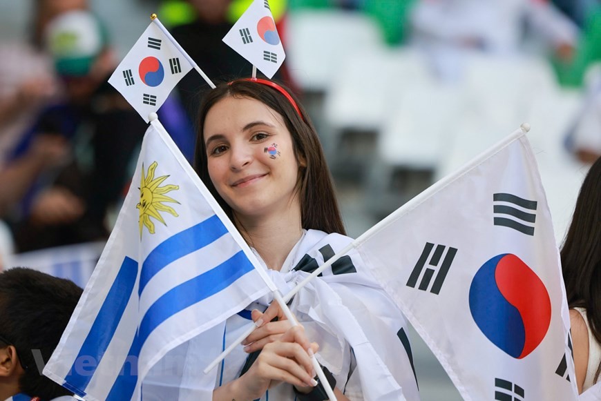 Những bóng hồng xinh đẹp trên khán đài cổ vũ đội tuyển Hàn Quốc và Uruguay