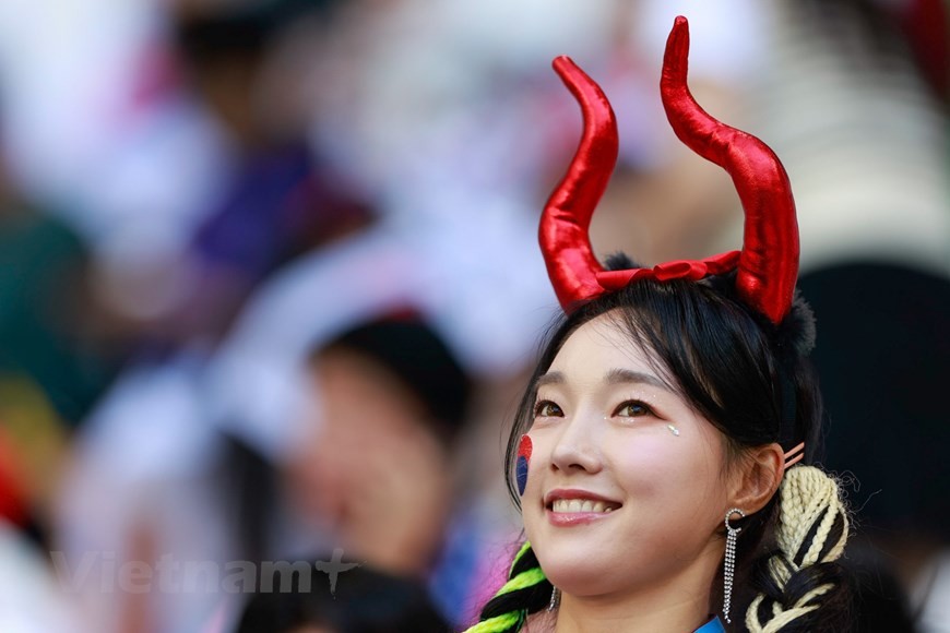 Những bóng hồng xinh đẹp trên khán đài cổ vũ đội tuyển Hàn Quốc và Uruguay