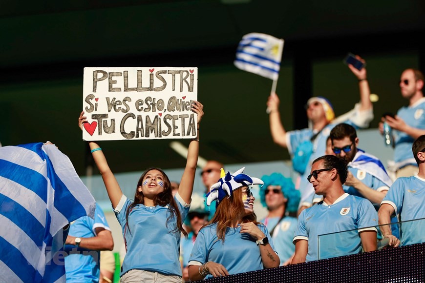 Những bóng hồng xinh đẹp trên khán đài cổ vũ đội tuyển Hàn Quốc và Uruguay