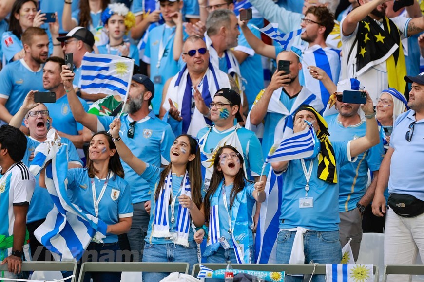 Những bóng hồng xinh đẹp trên khán đài cổ vũ đội tuyển Hàn Quốc và Uruguay