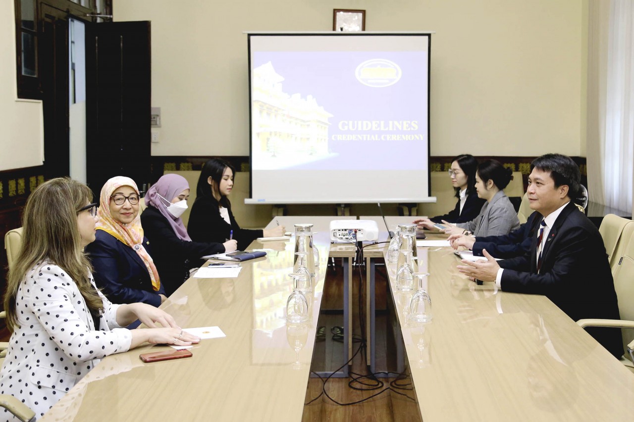 Cục trưởng Cục Lễ tân Nhà nước tiếp nhận bản sao Thư ủy nhiệm bổ nhiệm Đại sứ