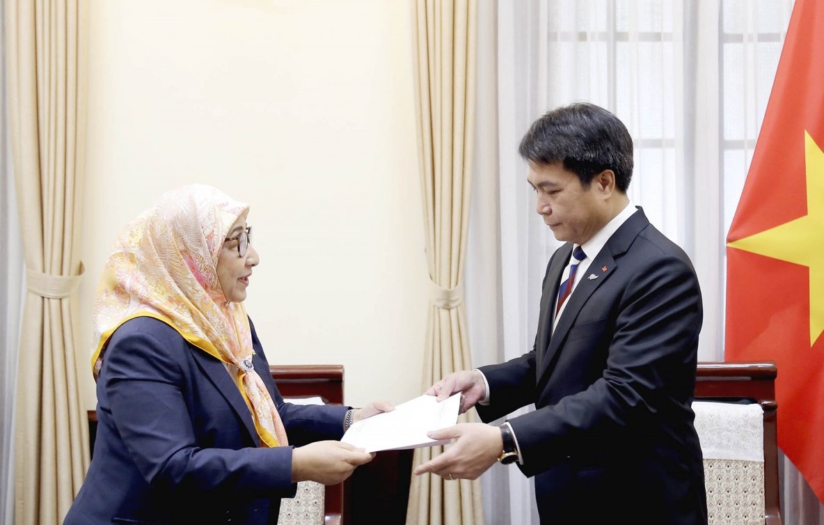 Cục trưởng Cục Lễ tân Nhà nước tiếp nhận bản sao Thư ủy nhiệm bổ nhiệm Đại sứ