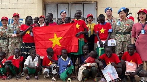 Phụ nữ và thanh niên Bệnh viện dã chiến Việt Nam thăm và tặng quà các trường học tại Nam Sudan