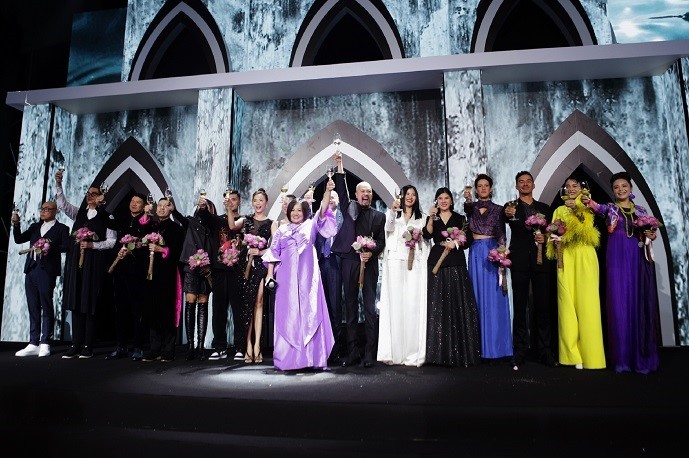 Khai mạc Tuần lễ thời trang Quốc tế Việt Nam Thu Đông 2022 tôn vinh di sản văn hóa dân tộc