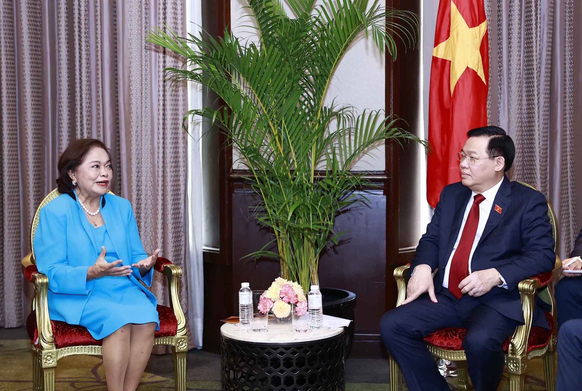 Chủ tịch Quốc hội Vương Đình Huệ tiếp bà Agnes Devanadera, Chủ tịch Tập đoàn phát triển Đặc khu Clark. (Nguồn: TTXVN)