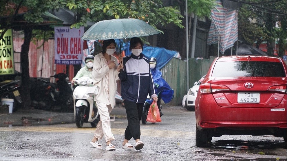 Dự báo thời tiết đêm nay và ngày mai (25-26/11): Hà Nội, Bắc Bộ đêm trời lạnh, vùng núi có nơi rét, cục bộ mưa to đến rất to; phía Nam chiều tối mưa