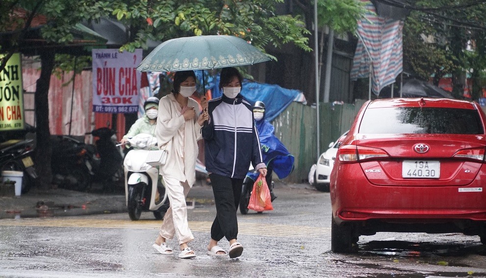 Dự báo thời tiết đêm nay và ngày mai (25-26/11): Hà Nội, Bắc Bộ đêm trời lạnh, vùng núi có nơi rét, cục bộ mưa to đến rất to; phía Nam đêm mưa to cục