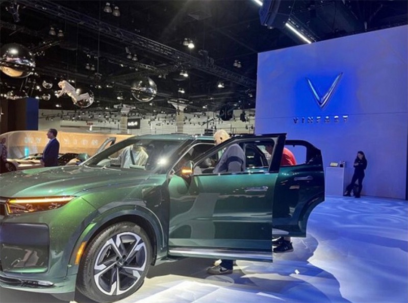 Khách hàng tham quan dòng xe điện của Vinfast được giới thiệu tại triển lãm LosAngeles auto Show 2022 tại California hôm 17/11 (Ảnh: Vinfast)