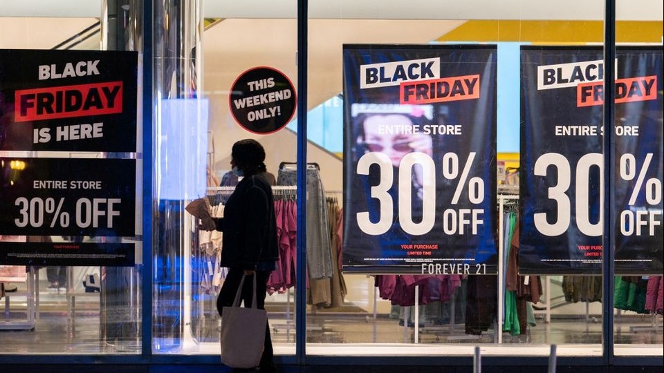 Black Friday ở Mỹ: Bãi xe trống hoác, không còn cảnh giành giật để mua đồ