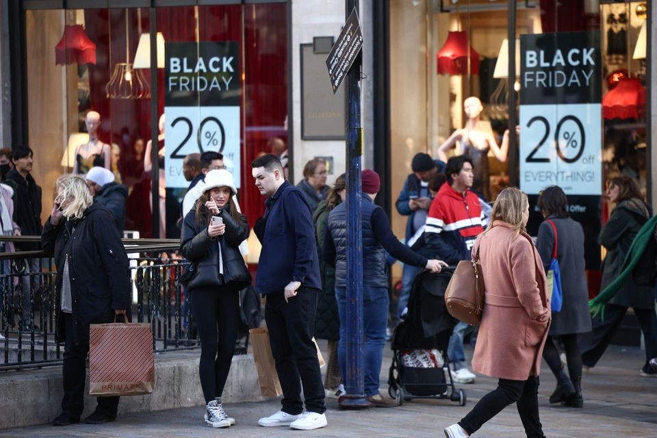 Khủng hoảng chi phí sinh hoạt ‘phủ bóng đen’ lên mùa mua sắm trước Lễ Giáng sinh