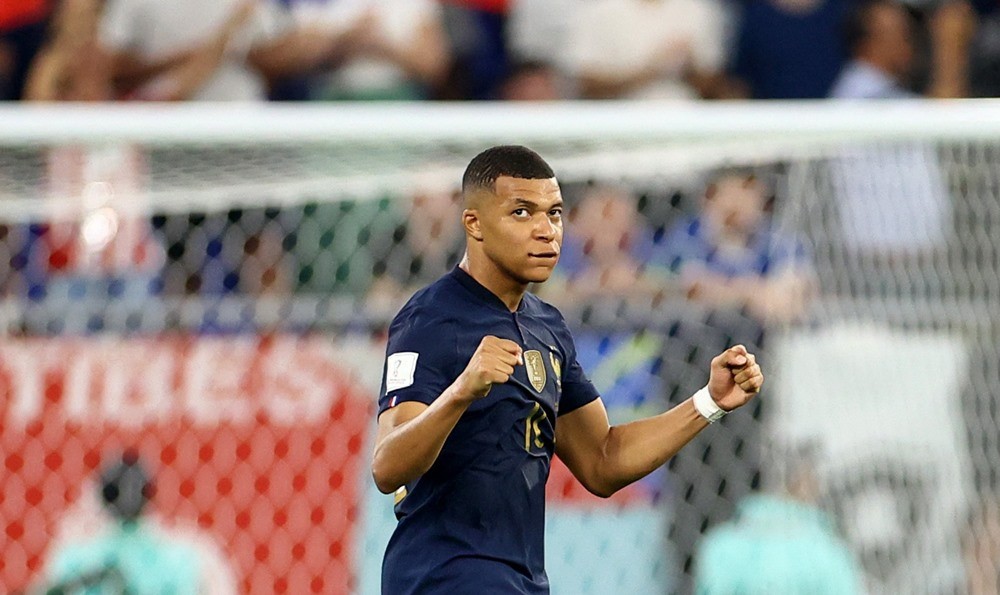 Pháp trở thành đội tuyển đầu tiên vào vòng 1/8 World Cup 2022