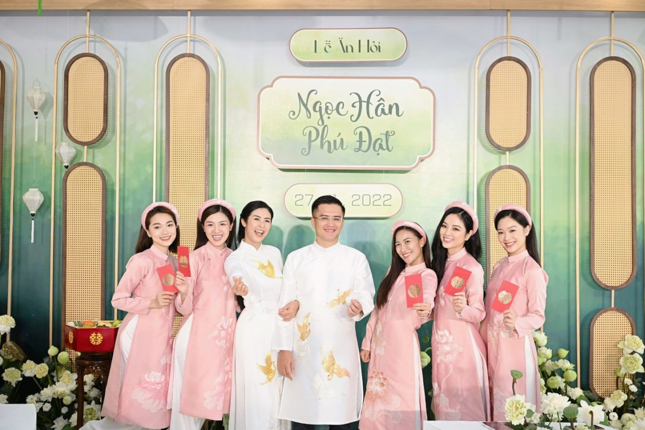 Lễ ăn hỏi đặc biệt của Hoa hậu Ngọc Hân Lễ ăn hỏi đặc biệt của Hoa hậu Ngọc Hân