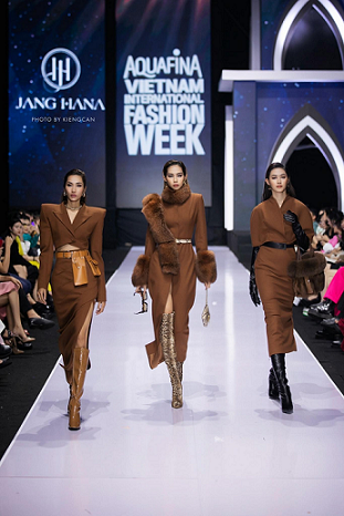 NTK Ngô Diễm Hương gây ấn tượng với đêm trình diễn BST ‘Be Your Queen’ tại Tuần lễ Thời trang Quốc tế Việt Nam Aquafina 2022 NTK Ngô Diễm Hương gây ấn tượng với đêm trình diễn BST ‘Be Your Queen’ tại Tuần lễ Thời trang Quốc tế Việt Nam Aquafina 2022