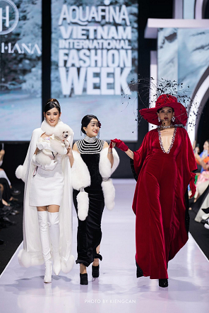 NTK Ngô Diễm Hương gây ấn tượng với đêm trình diễn BST ‘Be Your Queen’ tại Tuần lễ Thời trang Quốc tế Việt Nam Aquafina 2022 NTK Ngô Diễm Hương gây ấn tượng với đêm trình diễn BST ‘Be Your Queen’ tại Tuần lễ Thời trang Quốc tế Việt Nam Aquafina 2022