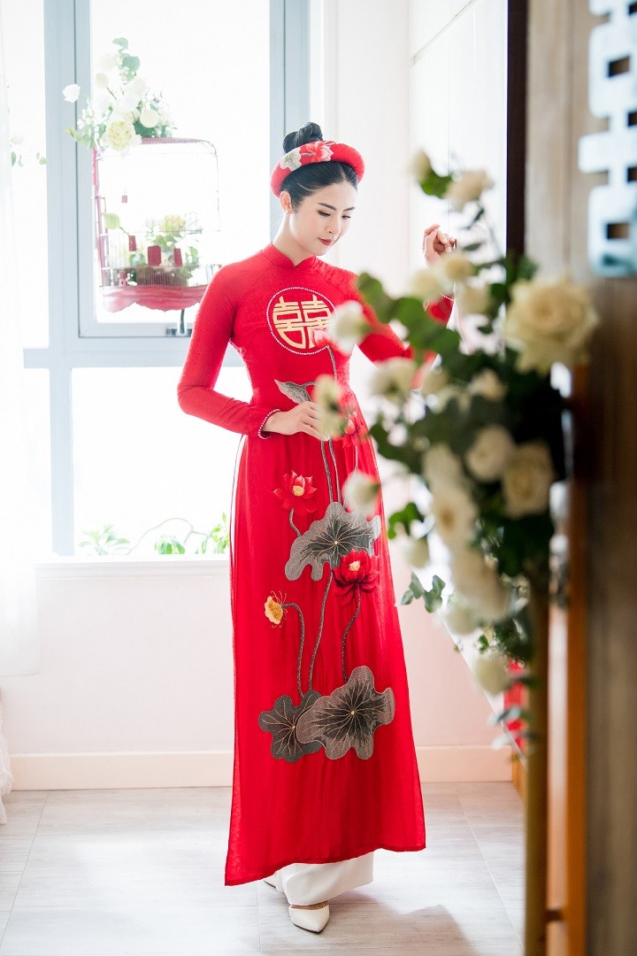 Áo dài đám ăn hỏi vợ chồng Hoa hậu Ngọc  Hân do cô dâu tự thiết