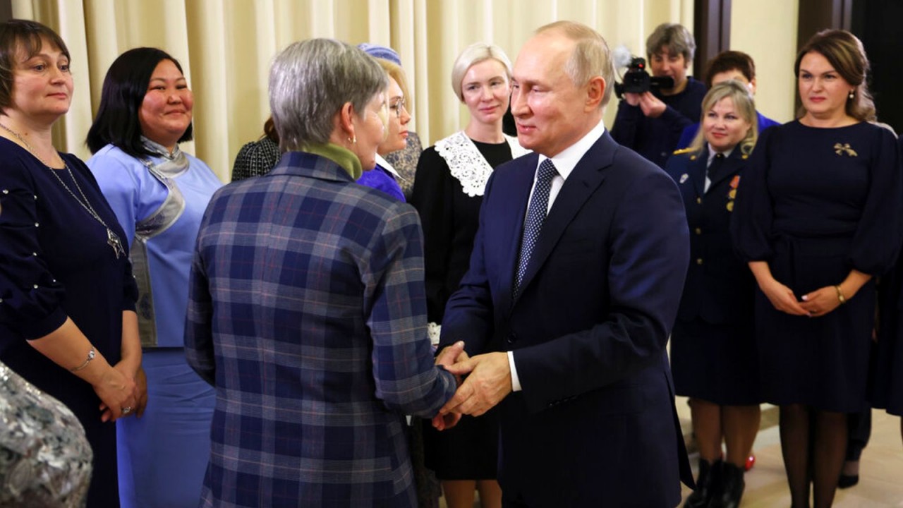 Ảnh ấn tượng tuần (21-27/11): Quân Ukraine nã pháo, Tổng thống Nga Putin quyết đạt mục tiêu chiến dịch, đám cưới cháu ông Biden ở Nhà Trắng