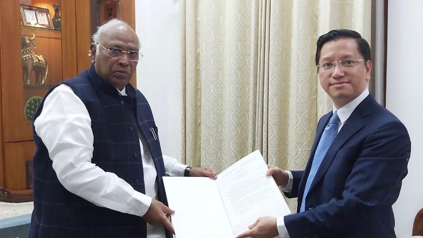 Đại sứ Nguyễn Thanh Hải chào xã giao Chủ tịch Đảng Quốc đại Ấn Độ