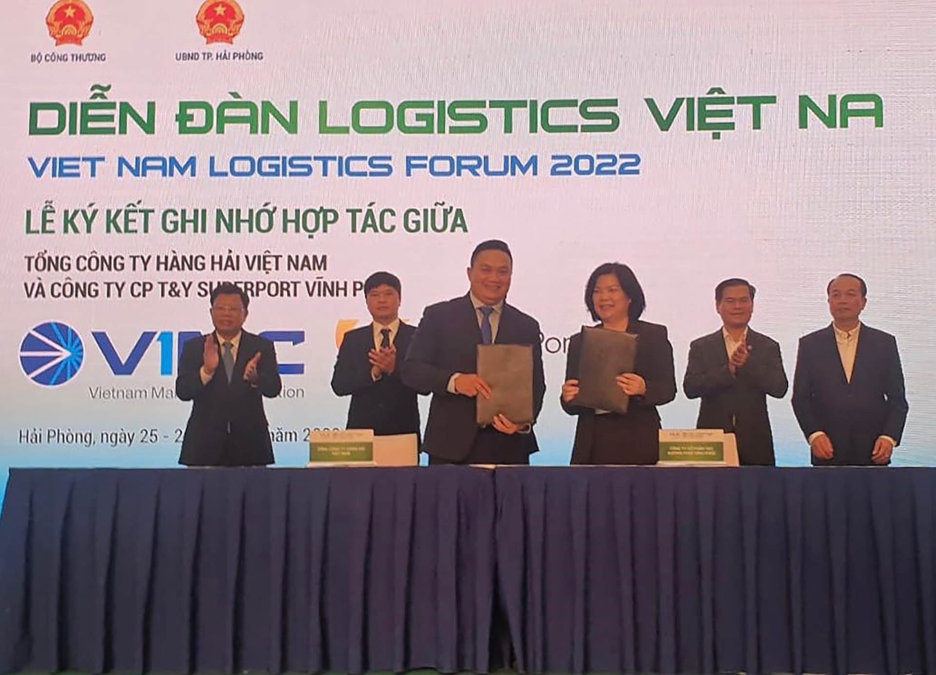 Đại diện T&Y SuperPort Vĩnh Phúc (bên phải) và  Tổng Công ty Hàng hải Việt Nam ký kết Biên bản ghi nhớ hợp tác