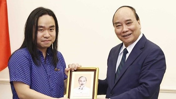 Tuyên dương tác giả trẻ dịch Truyện Kiều sang tiếng Anh