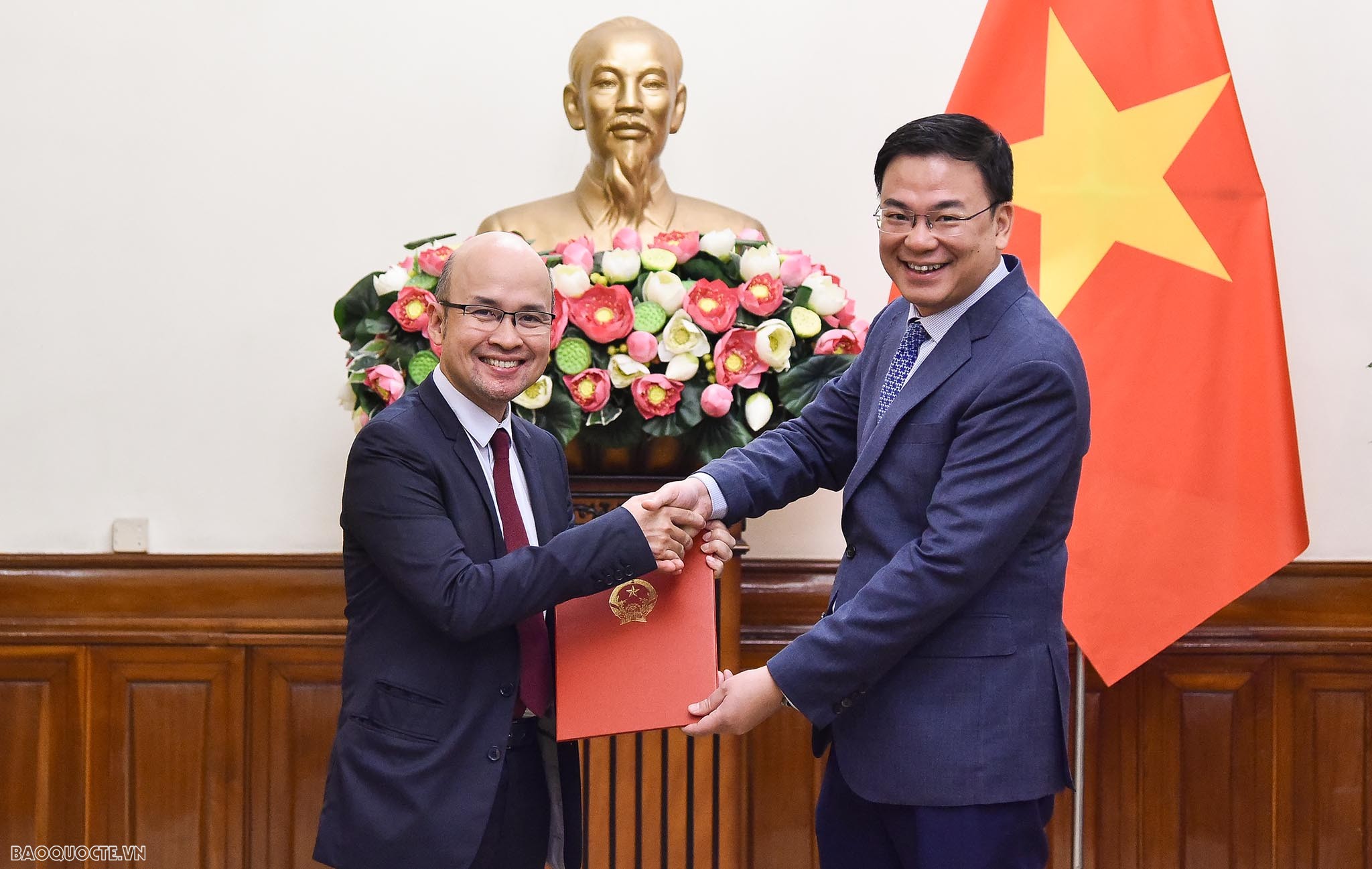 Thứ trưởng Ngoại giao Phạm Quang Hiệu trao quyết định tiếp nhận và điều động 7 cán bộ lãnh đạo cấp Vụ