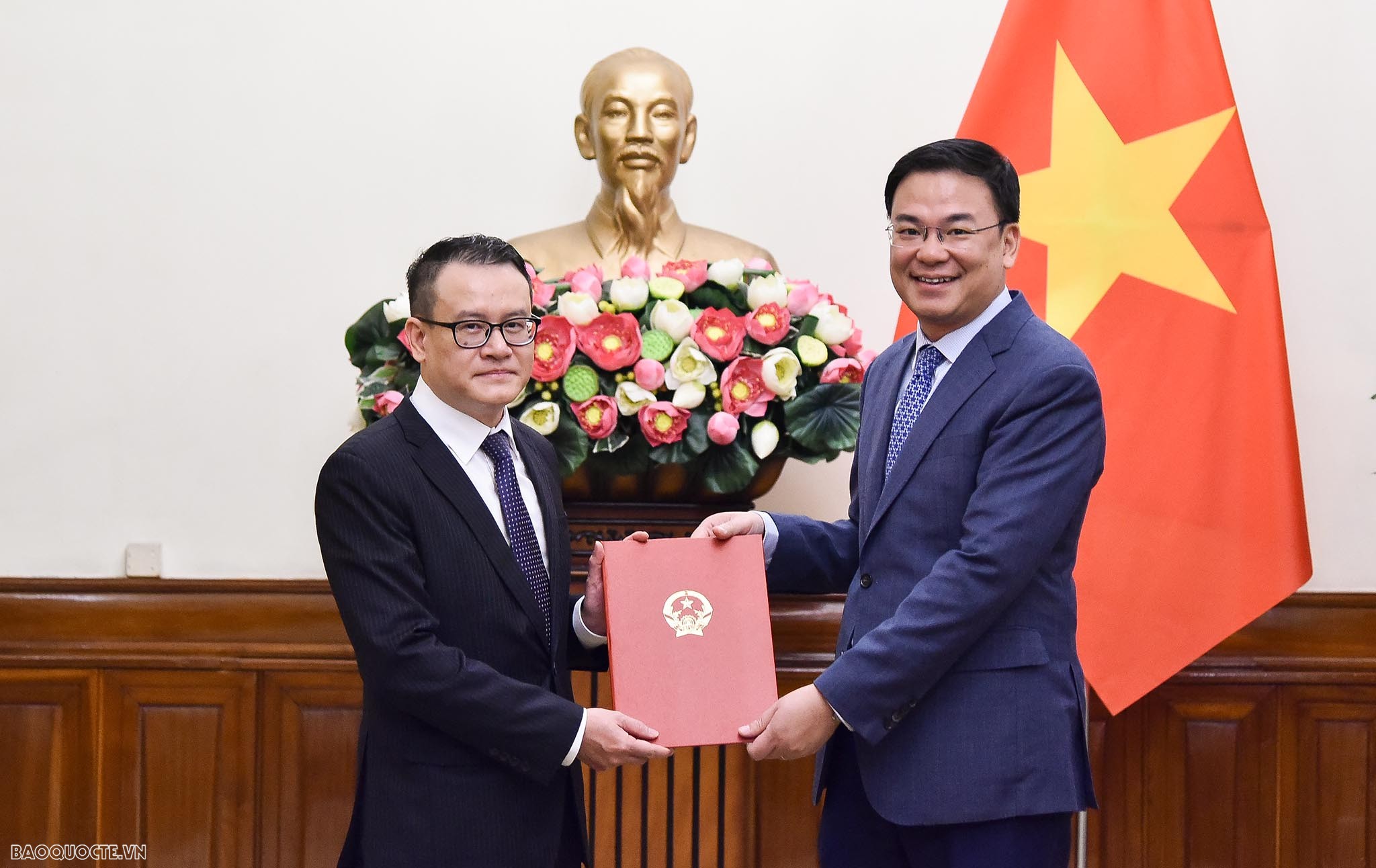 Thứ trưởng Ngoại giao Phạm Quang Hiệu trao quyết định tiếp nhận và điều động 7 cán bộ lãnh đạo cấp Vụ