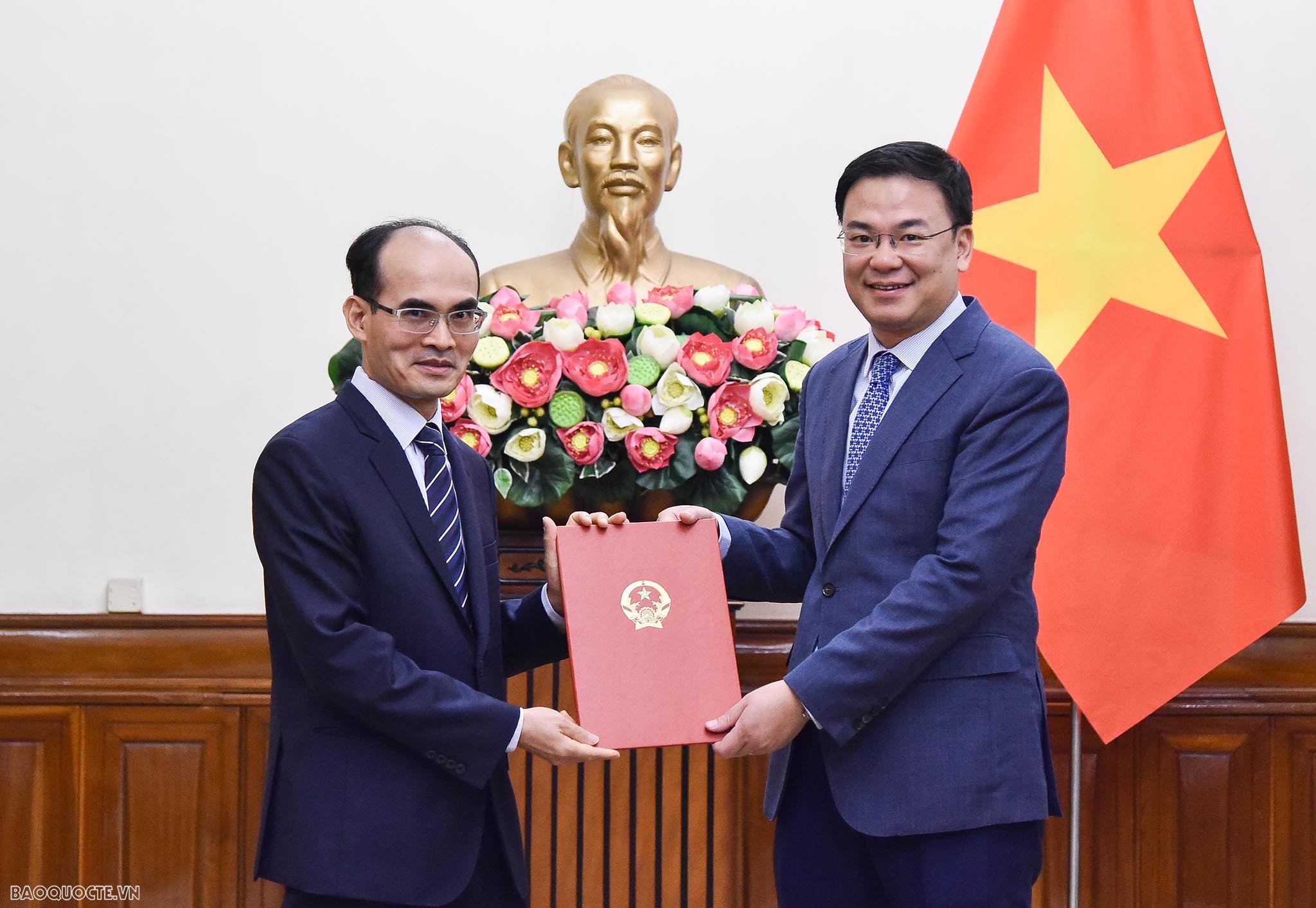 Thứ trưởng Ngoại giao Phạm Quang Hiệu trao quyết định tiếp nhận và điều động 7 cán bộ lãnh đạo cấp Vụ