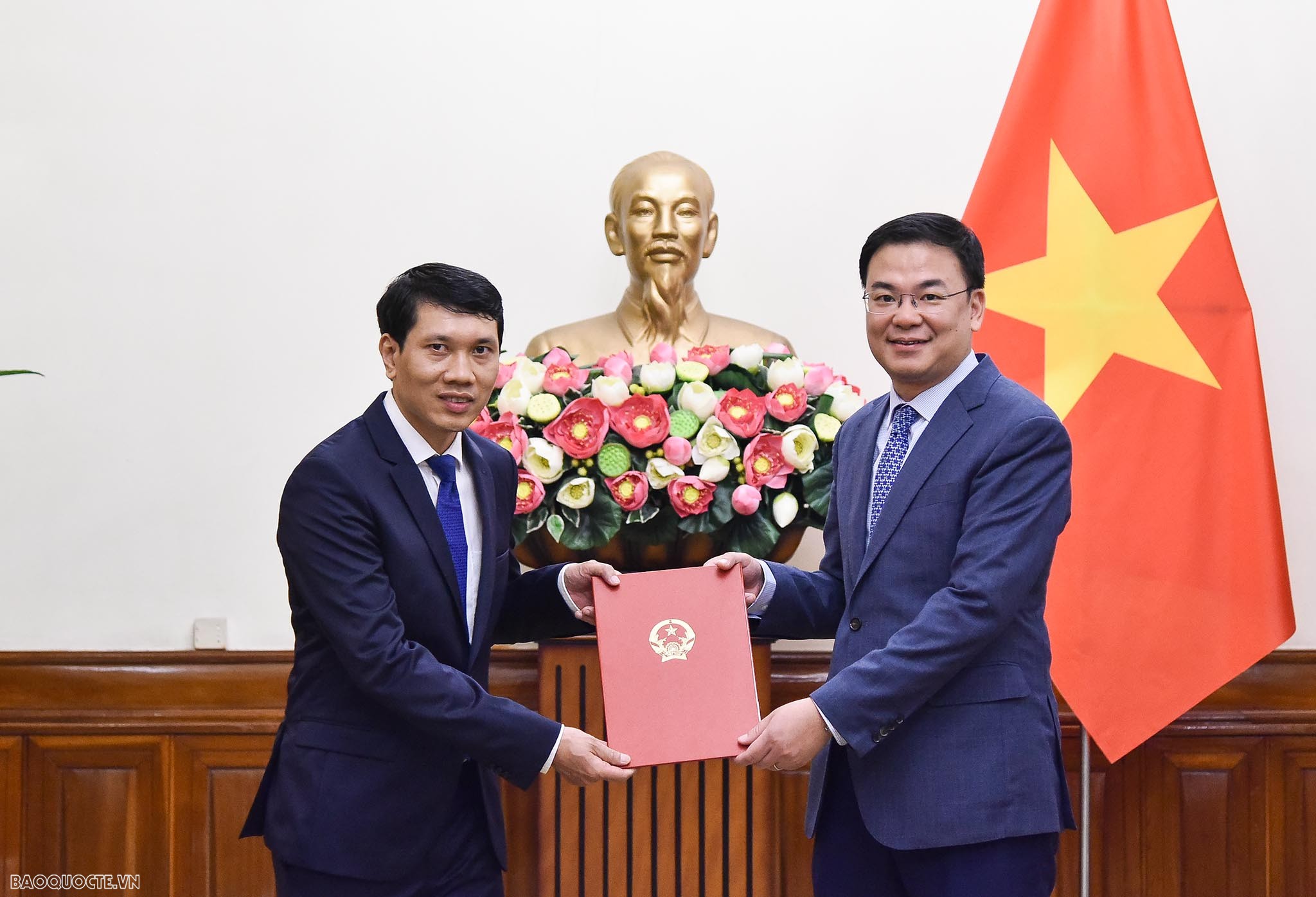 Thứ trưởng Ngoại giao Phạm Quang Hiệu trao quyết định tiếp nhận và điều động 7 cán bộ lãnh đạo cấp Vụ