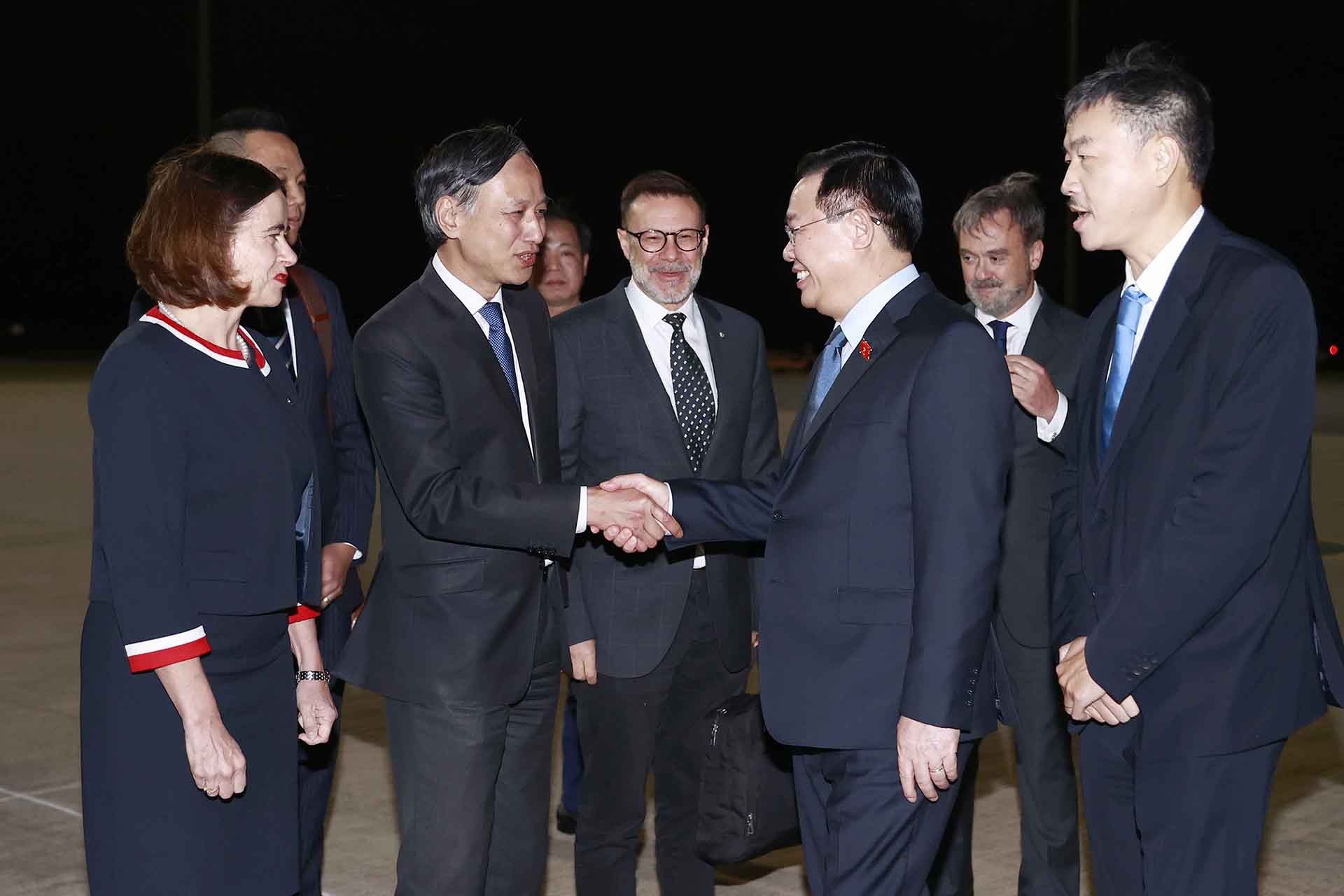 Lễ đón Chủ tịch Quốc hội Vương Đình Huệ tại sân bay quân sự Fairbairn, thủ đô Canberra. (Nguồn: TTXVN) Lễ đón Chủ tịch Quốc hội Vương Đình Huệ tại sân bay quân sự Fairbairn, thủ đô Canberra. (Nguồn: TTXVN)