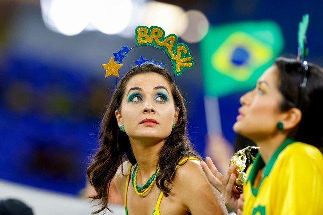 World Cup 2022: Nhan sắc không thể rời mắt của các cổ động viên nữ Brazil trên khán đài